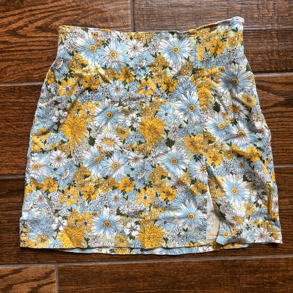 Cute Urban Outfitters Floral Daisy Mini Skirt, Size: XS and barely worn!!!